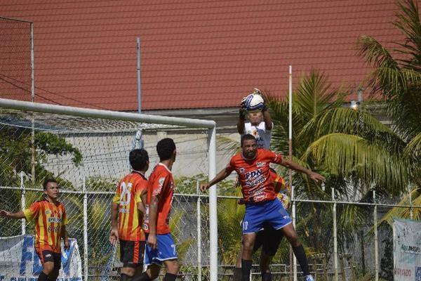 Óscar Isaula intenta ganar el balón durante el amistoso que sostuvieron frente a Zacapa, de la Primera División. (Foto Prensa Libre: Julio Vargas)