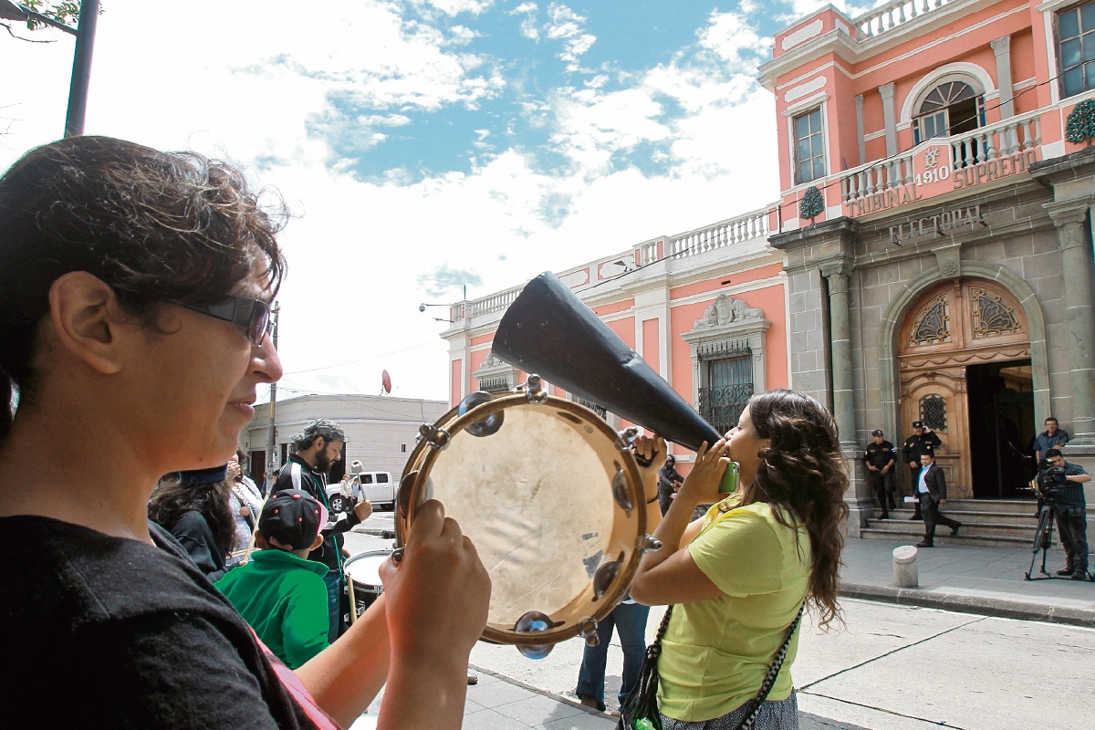 Sector de mujeres protesta frente al TSE para exigir que sean aplazados los comicios generales.