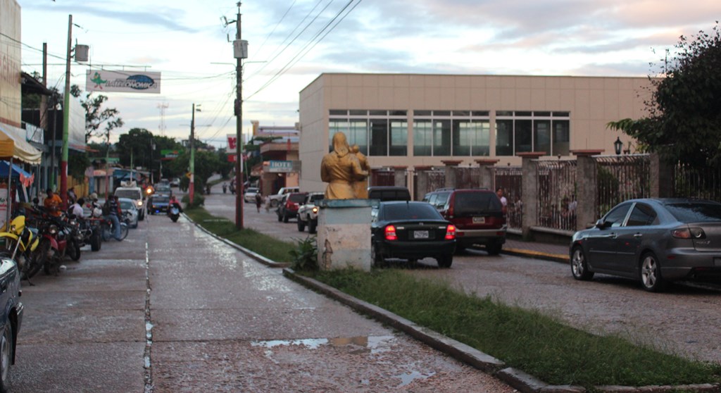 Pobladores de Melchor de Mencos, Petén, llevan 24 horas sin electricidad. por apagón. (Foto Prensa Libre: Rigoberto Escobar)