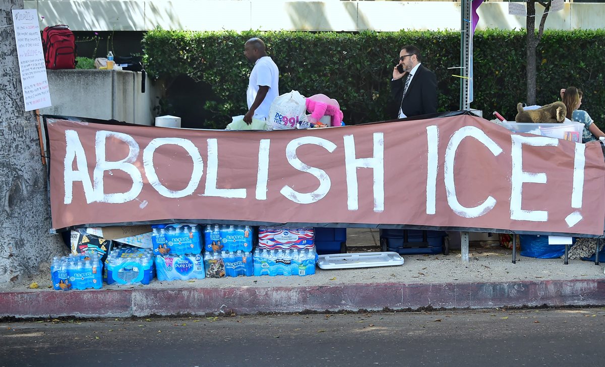Una manta que dice "Abolir ICE" fue colocada defensores de los derechos de los inmigrantes en las afueras de las oficinas de ICE en Los Angeles, California.(AFP).