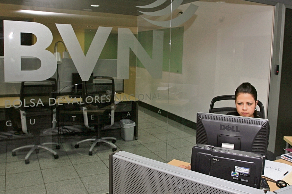 Las casas de bolsa de la Bolsa de Valores Nacional (BVN) podrán ofrecer opciones de colocación de recursos en fondos de inversión internacionales. (FOTO PRENSA LIBRE: SAUL MARTINEZ)