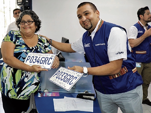 Francisco Solórzano Foppa participó ayer en la entrega de placas a importadores en la aduana Puerto Barrios.
