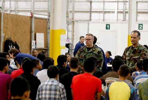 Menores escuchan a un guardia de la Patrulla Fronteriza de EE. UU. (Foto Prensa Libre: Hemeroteca PL)