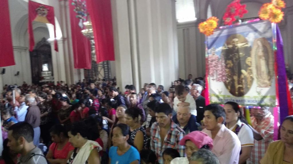 Visitantes participan en actividades religiosas