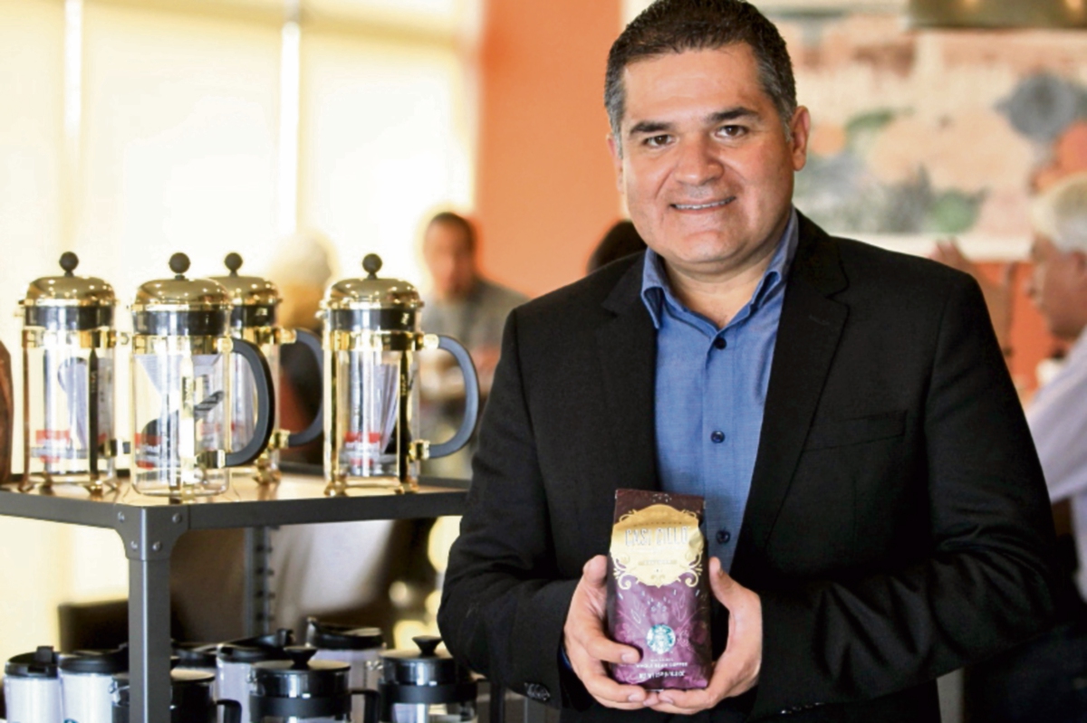 david Batres, gerente regional de la marca, presentó ayer Starbucks Guatemala Antigua.