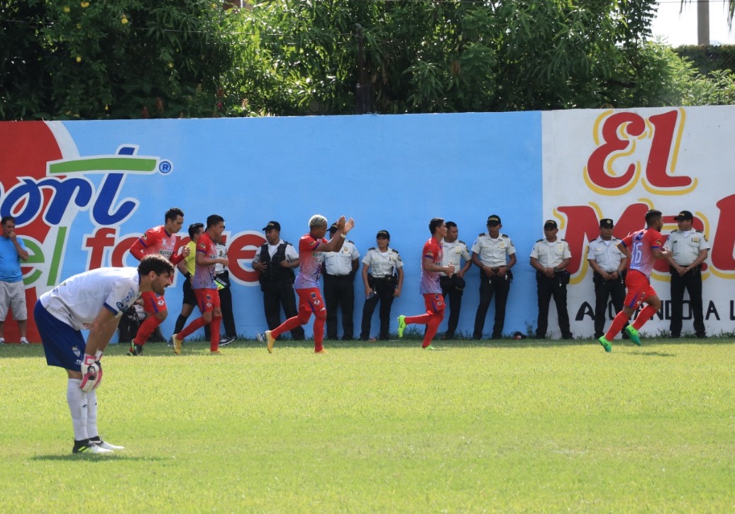 Frederico Da Silva celebra el segundo gol de Iztapa contra Cobán Imperial. (Foto Prensa Libre: Enrique Paredes)