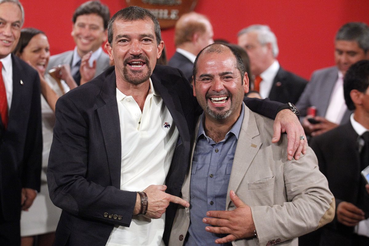 El actor Antonio Banderas junto al minero rescatado Mario Sepúlveda. (Foto Prensa Libre: AP)