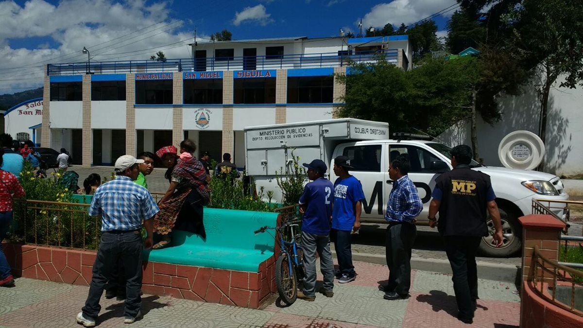 Ministerio Público inspecciona el edificio. (Foto Prensa Libre: Carlos Ventura)