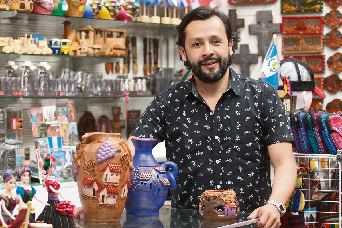 La tienda se especializa en la venta de joyería y las últimas tendencias de artesanías guatemaltecas.