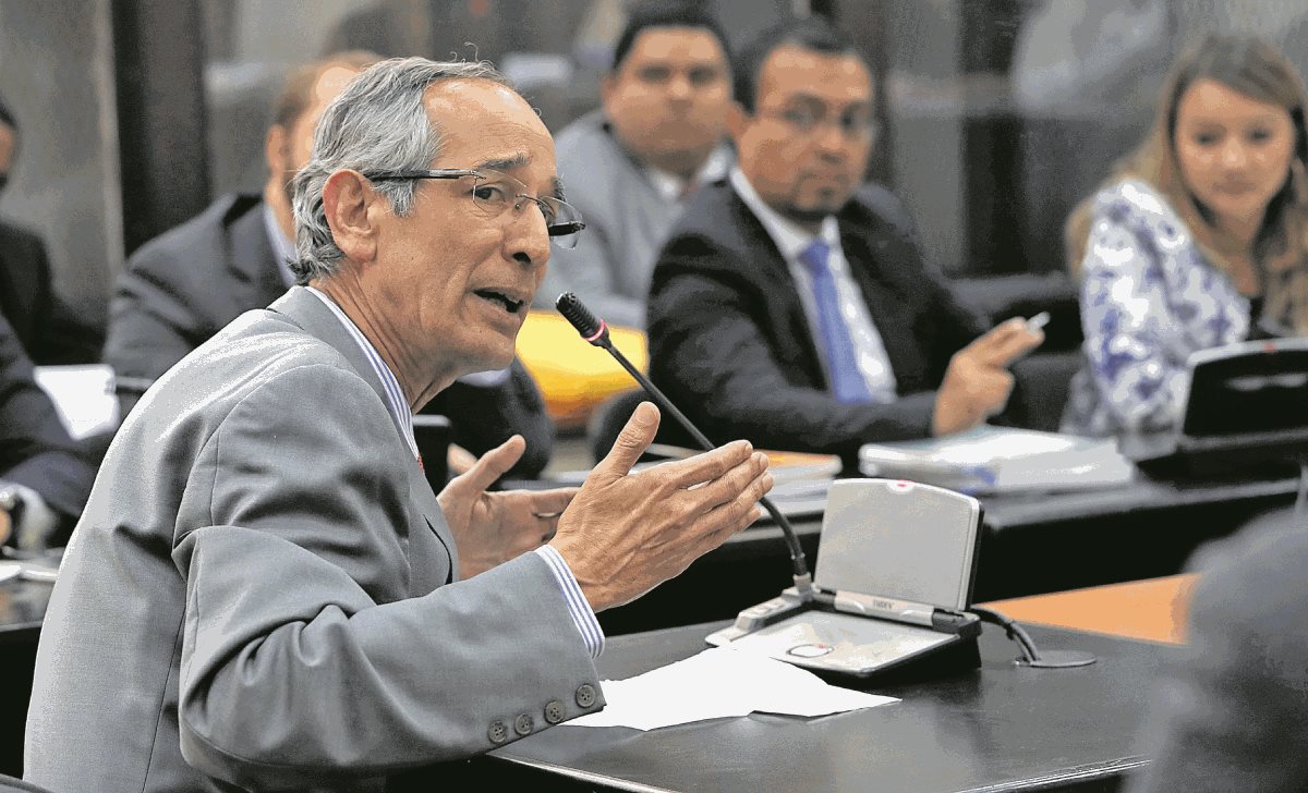 Álvaro Colom fue detenido el 23 de febrero último junto a su equipo de Gabinete por haber firmado acuerdos que dieron vida al Transurbano. (Foto Prensa Libre: Hemeroteca PL)