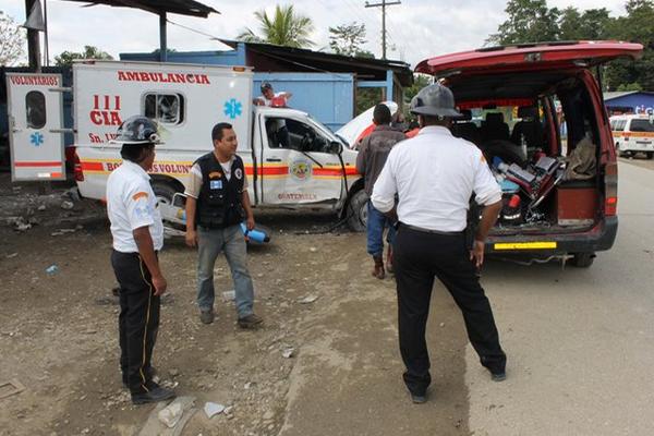 La unidad bomberil impactó contra un taller de mecánica. (Foto Prensa Libre: Walfredo Obando)<br _mce_bogus="1"/>