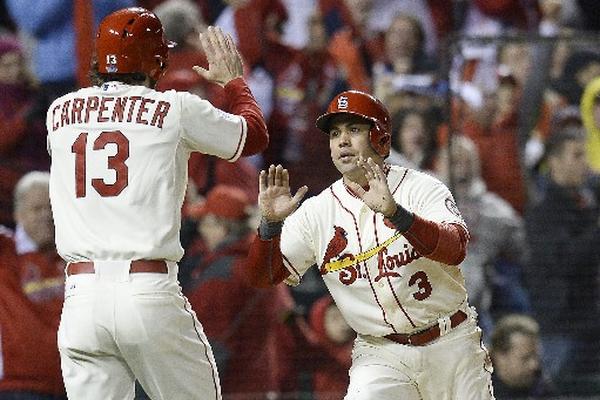 Matt Carpenter y Carlos Beltran celebran después de anotar en la parte baja de la séptima entrada. (Foto Prensa Libre: EFE)