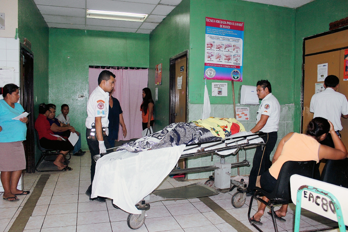 Socorristas ingresa a la joven madre al Hospital Regional de San Benito, Petén. (Foto Prensa Libre: Rigoberto Escobar)