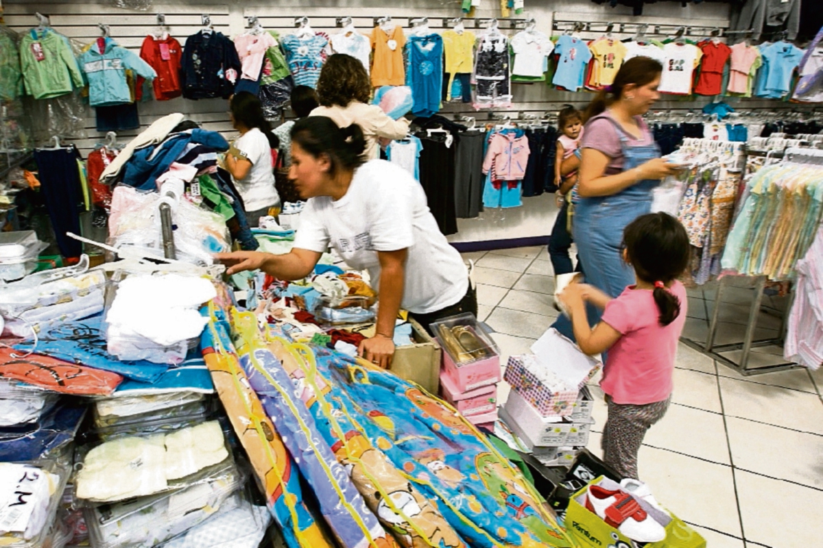 el iva grava el consumo final de bienes y servicios y la SAT detectó que el fisco deja de percibir una buena suma. (Foto Prensa Libre: Daniel Herrera)