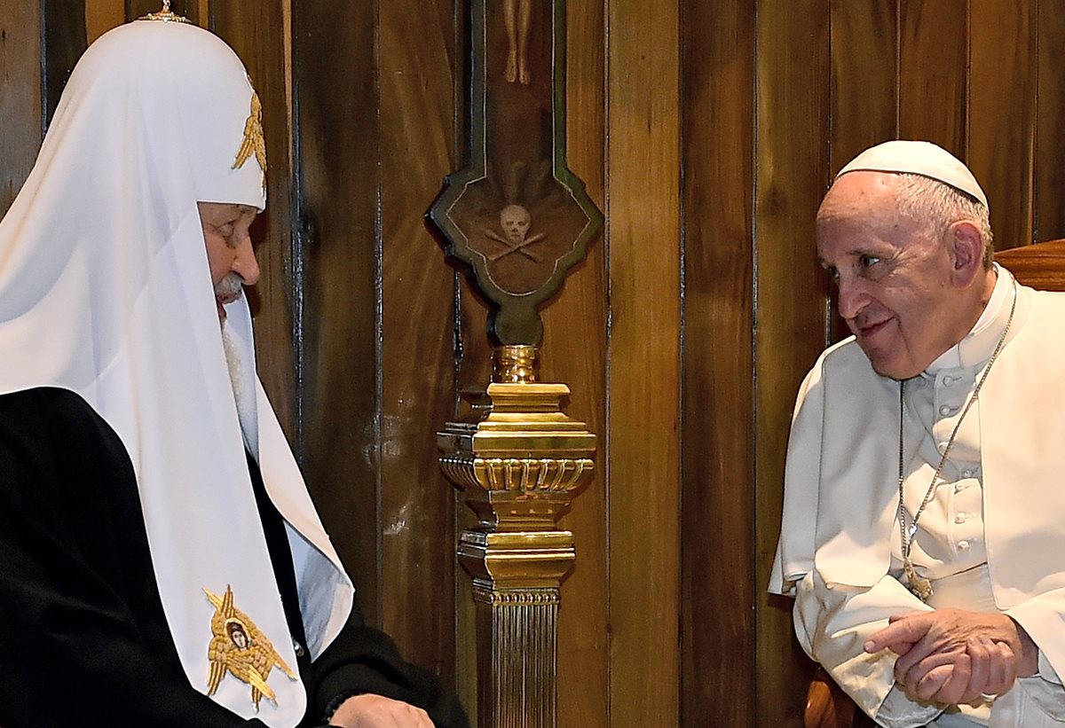 El papa Francisco y el patriarca Kiril se saludan ante la prensa el viernes, en La Habana, Cuba. (Foto Prensa Libre: AFP).