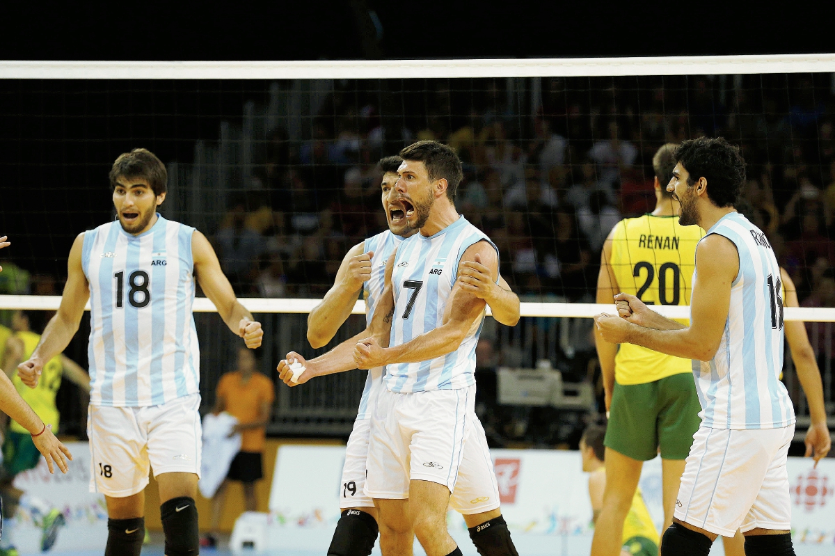 Ezequiel Palacios, Maximiliano Gauna, Facundo Conte y Martín Ramos de Argentina celebran un punto ante Brasil durante la final de voleibol masculino (Foto Prensa Libre: EFE)