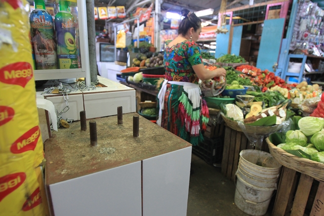 Tuberías de drenajes están cubiertas de afiches y las zapatas están descubiertas, únicos rastros de construcción en el mercado. (Foto Prensa Libre: Esbin García)