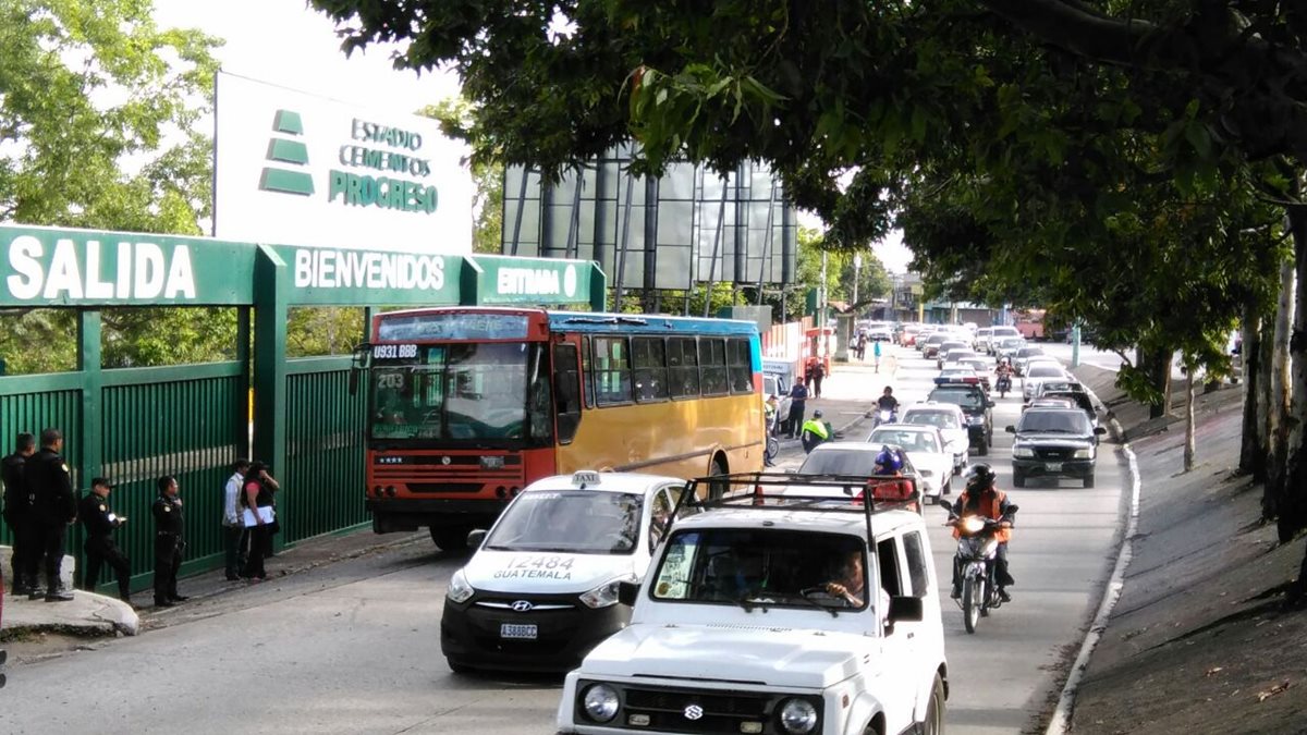 El bus de la ruta 203 quedó detenido en medio del tránsito de la zona 6, luego que el piloto fuera atacado a balazos. (Foto Prensa Libre: Oscar Rivas)