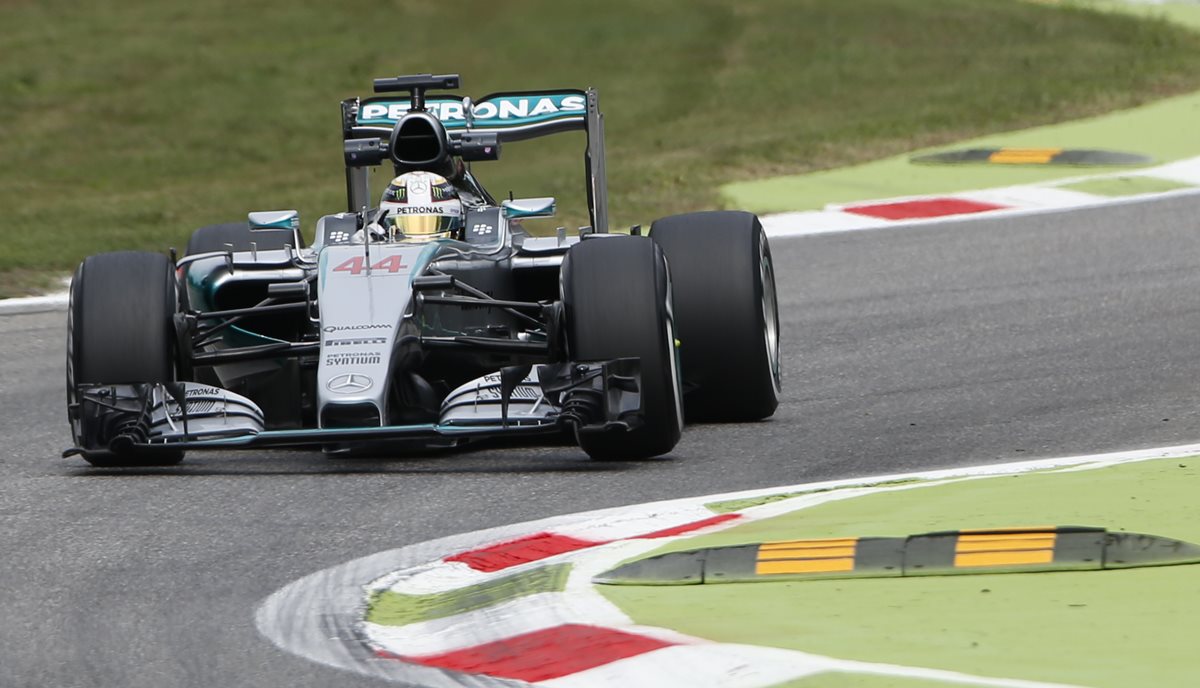 Lewis Hamilton durante los segundos ensayos en el circuito de Moza. (Foto Prensa Libre: AP)