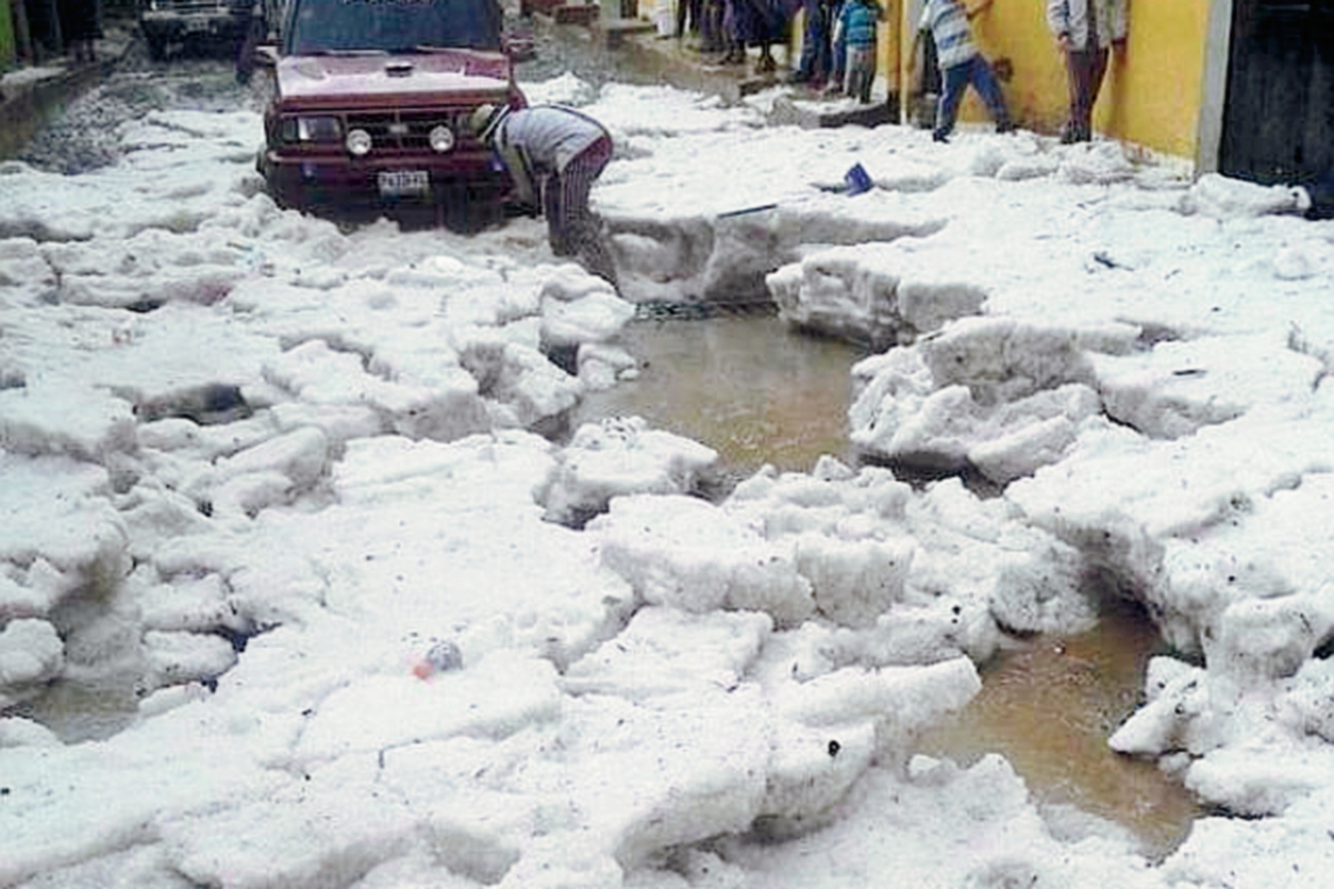 Parte del granizo que cayó en Todos Santos Cuchumatán, Huehuetenango. (Foto Prensa Libre: Kenny Gómez)