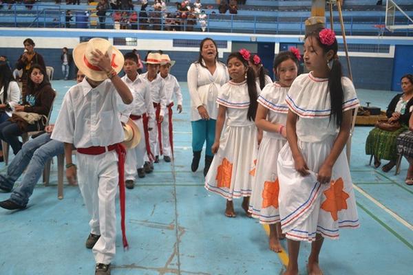 Un grupo de estudiantes presenta un baile folclórico en Festival Cultural efectuado en Sololá. (Foto Prensa Libre: Édgar Sáenz) <br _mce_bogus="1"/>