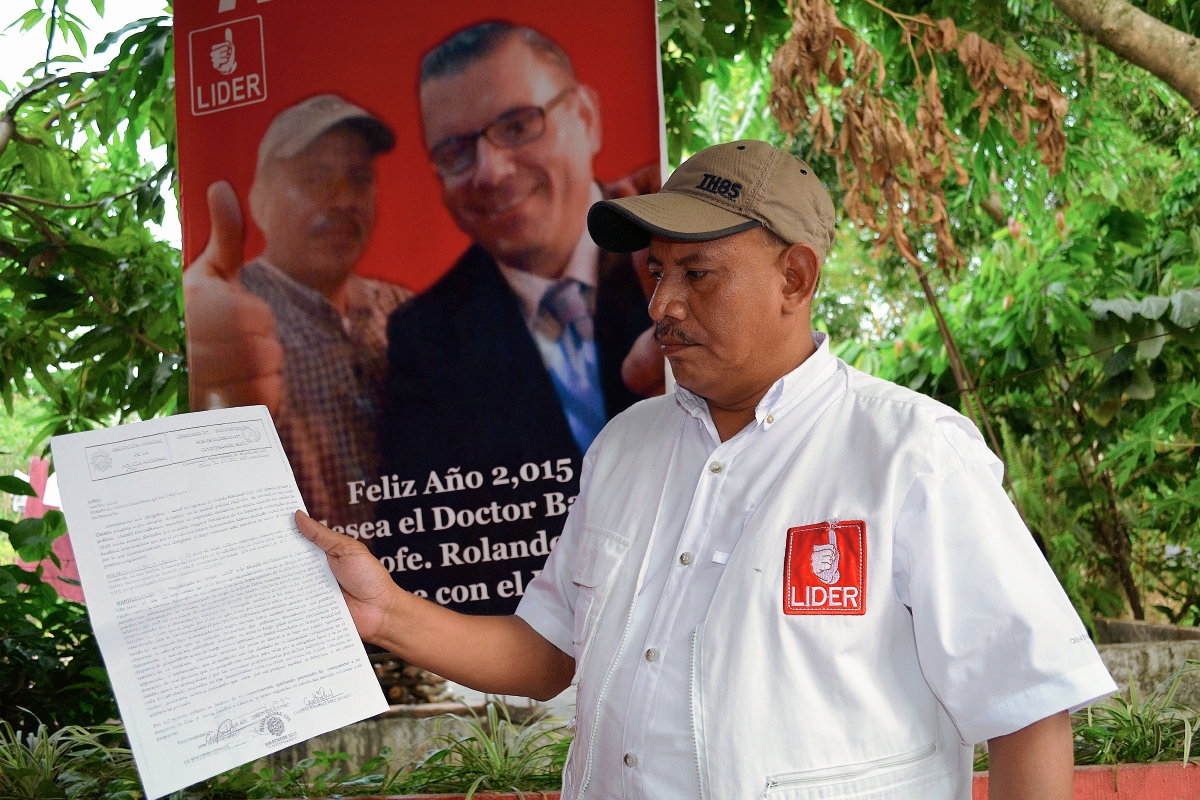 Rolando Silva  García, quien  asegura ser precandidato a la Alcaldía en San Andrés Villa Seca, Retalhuleu, por el partido Líder, muestra la denuncia presetada en la PNC, luego del ataque armado. (Foto Prensa Libre: Jorge Tizol)