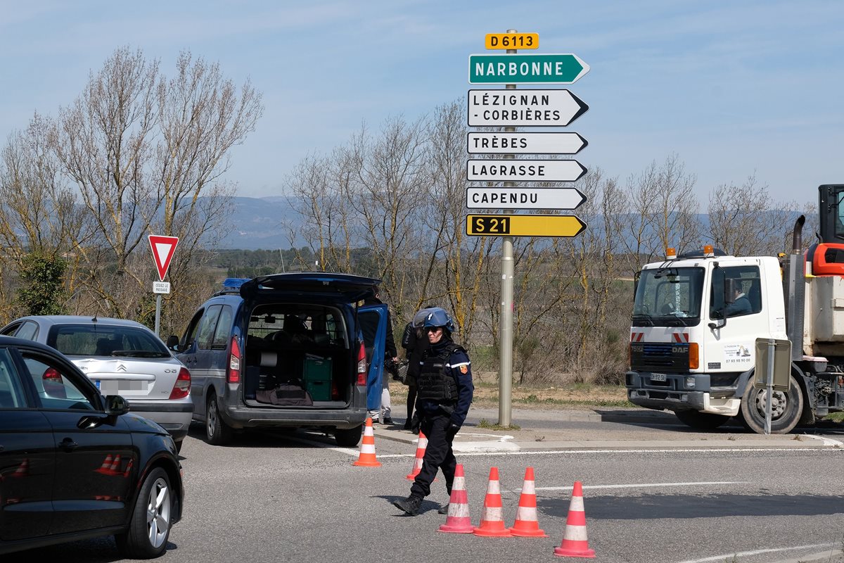 Policía resguarda el área del incidente. (Foto Prensa Libre: AFP)