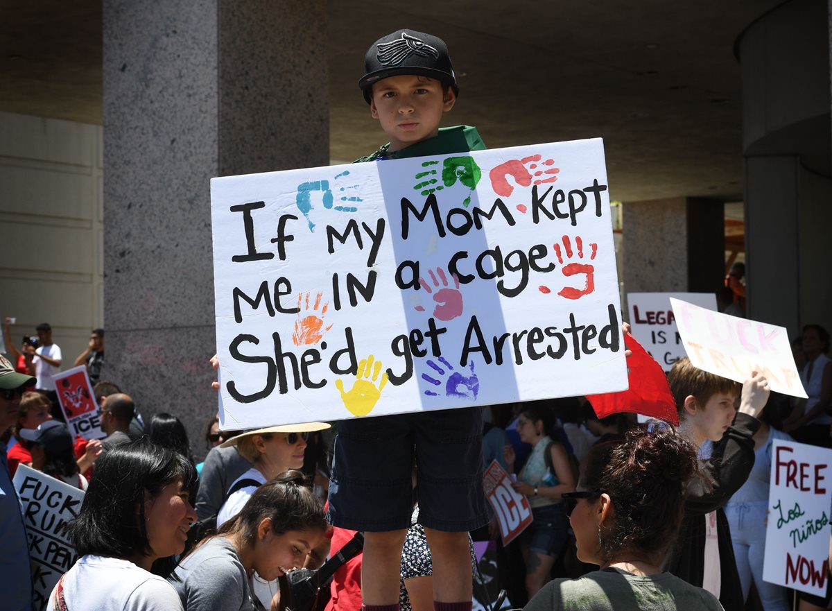 Un estadounidense participa en una marcha y mitin contra la separación de familias inmigrantes en Los Ángeles, California.(AFP).