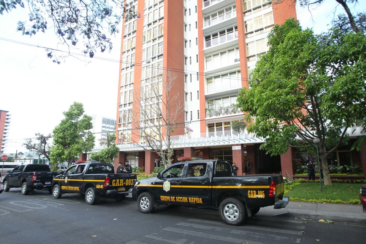 Autopatrullas de la PNC rodean las instalaciones de Grupo A, en avenida Reforma, zona 9 de la capital. (Foto Prensa Libre: Érick Ávila)