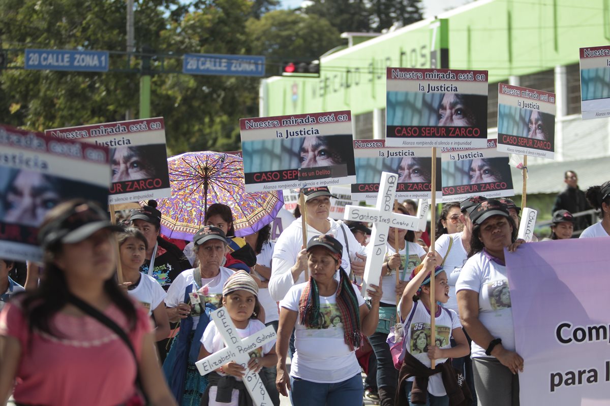 Mujeres portan cruces y pancartas donde piden justicia en el caso Sepur Zarco, en el marco del D?a Internacional de la Eliminaci?ón de la Violencia contra la Mujer. (Foto Prensa Libre: Hemeroteca PL)