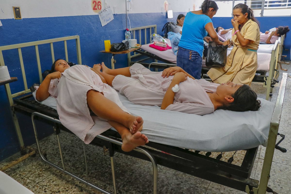 Dos mujeres llevan tres días durmiendo en la misma cama en Hospital Nacional de Retalhuleu. (Foto Prensa Libre: Rolando Miranda)