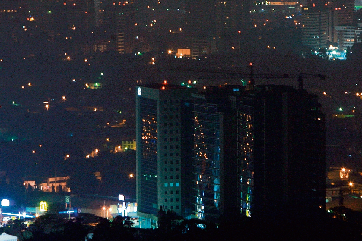 Las luces de pocos hogares guatemaltecos se apagaron durante La Hora del Planeta, promovida a escala mundial. (Foto Prensa Libre: Antonio Jiménez.)