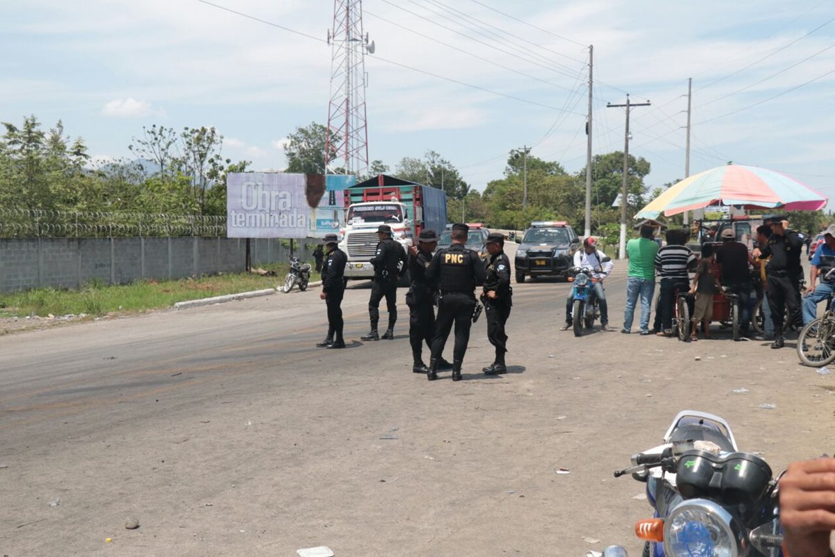 Los pescadores artesanales depusieron de los bloqueos en el ingreso a la minera.(Foto Prensa Libre: Dony Stewart)