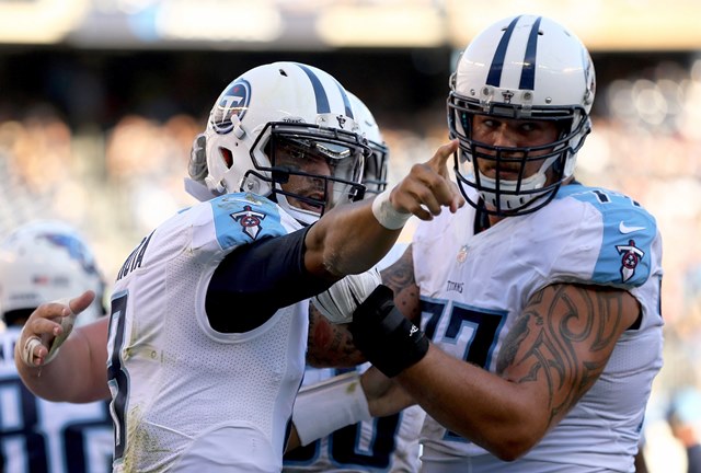 Taylor Lewan (derecha) tackle izquierdo de los Titans de Tennessee, fue multado por faltas incurridas el fin de semana pasado. (Foto Prensa Libre: AFP)