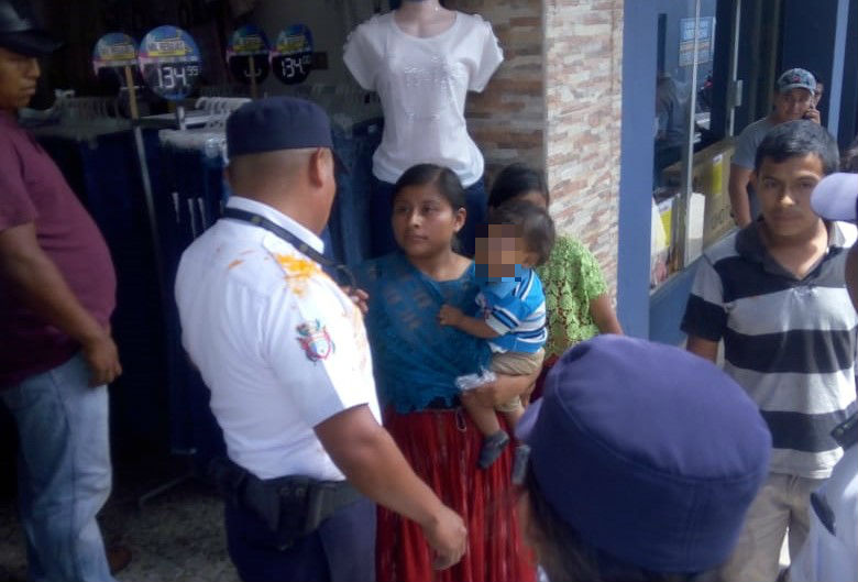 Un grupo de vendedores informales se enfrenta a agentes de la Policía Municipal de Cobán, Alta Verapaz. (Foto Prensa Libre: Eduardo Sam)