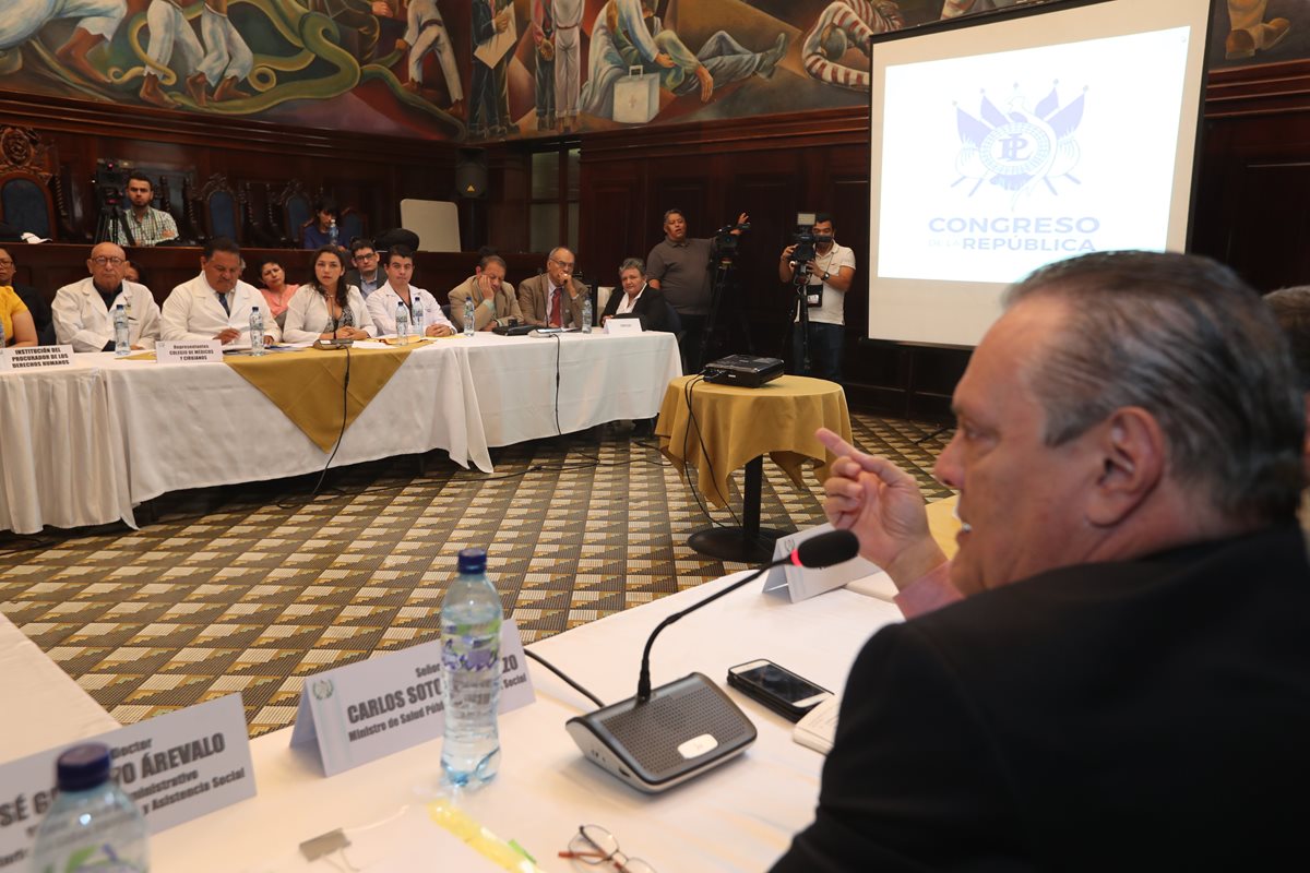 El ministro de Salud, Carlos Soto y representantes de médicos, asistieron a una reunión en el Congreso. (Foto Prensa Libre: Hemeroteca PL).