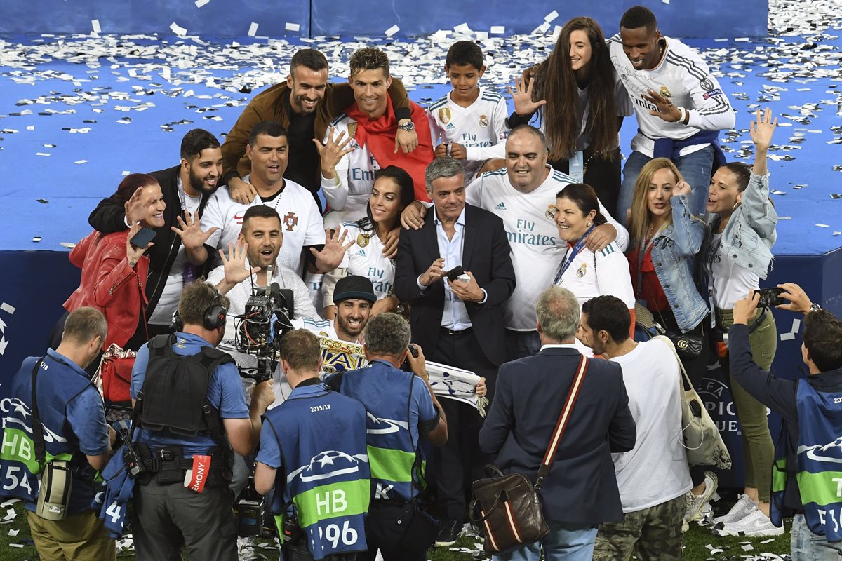 El portugués festejo con su familia. (Foto Prensa Libre: AFP)