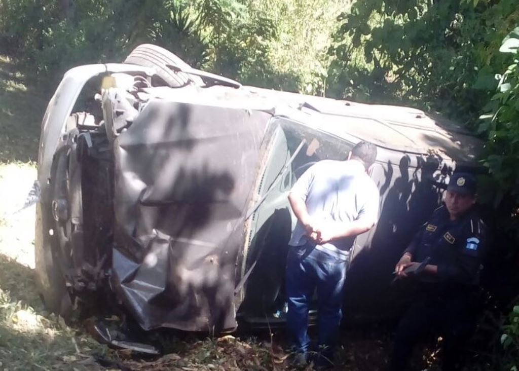 Vehículo en el que viajaban el pastor y su esposa en el km 64 de la ruta entre Barberena y Nueva Santa Rosa. (Foto Prensa Libre: Oswaldo Cardona).