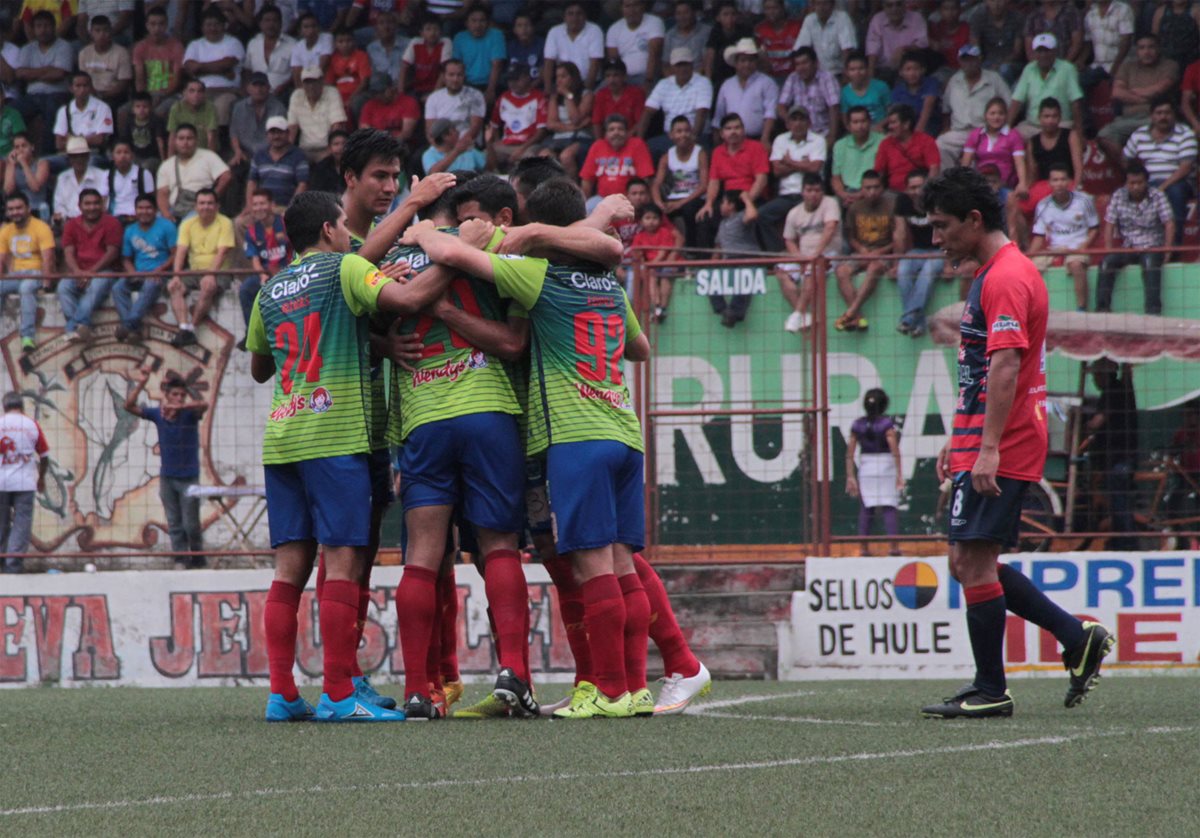 Los jugadores de Municipal festejan luego de la anotación. (Foto Prensa Libre: Cortesía Rojos Municipal)