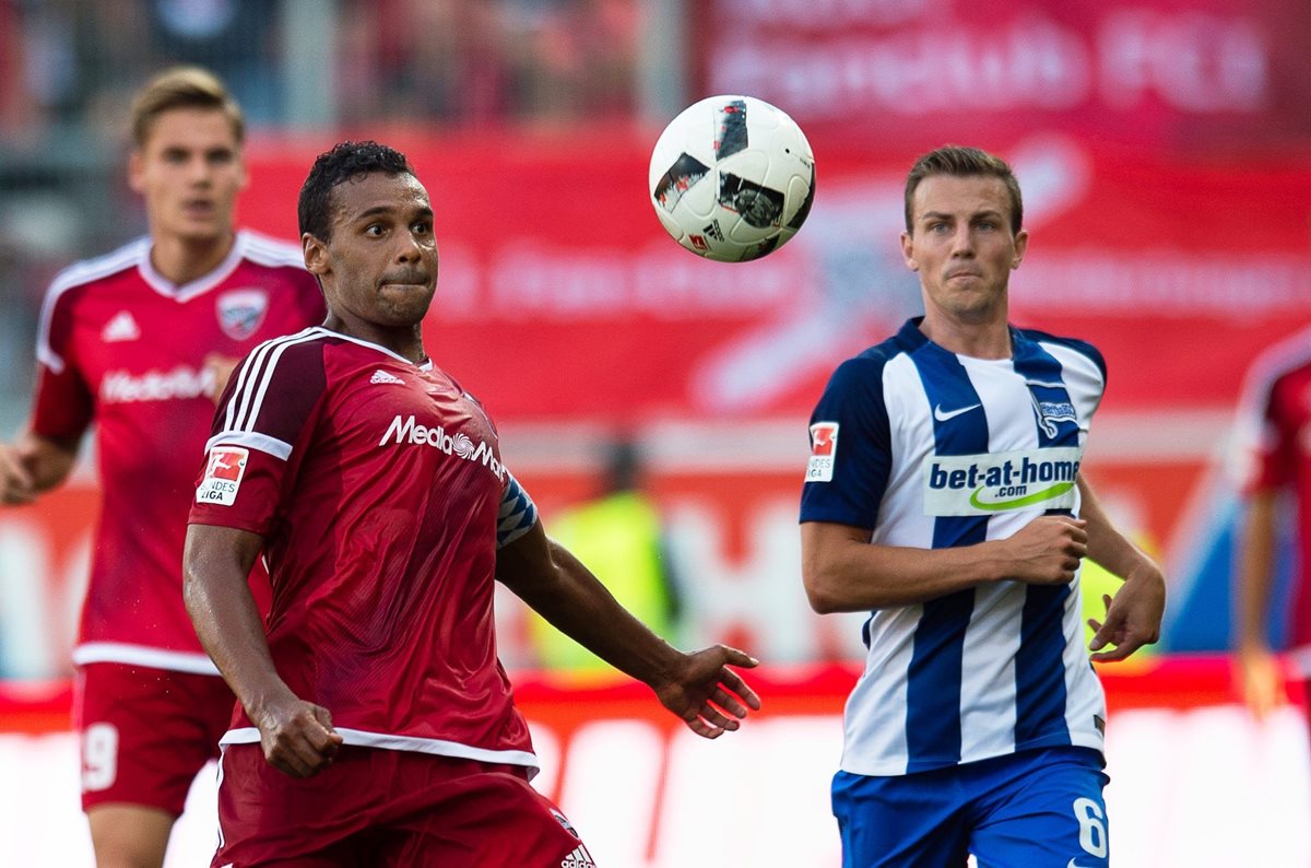 Acción durante el partido que ganó el Hertha Berlín. (Foto Prensa Libre: EFE)