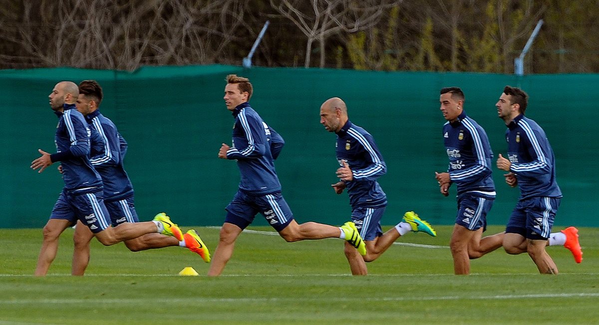 Los jugadores de Argentina se entrenan previo al duelo contra Venezuela. (Foto Prensa Libre: AFP)