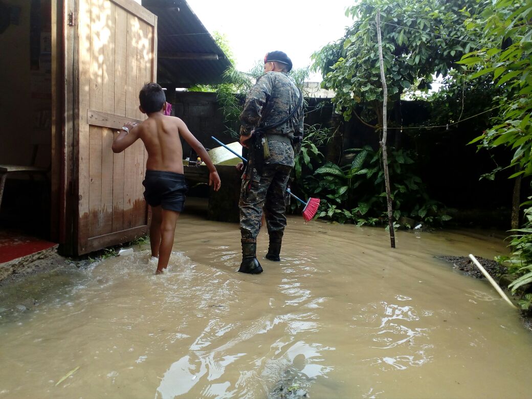 Río Escondido en Puerto Barrios se encuentra arriba de su nivel y ha inundado unas viviendas.