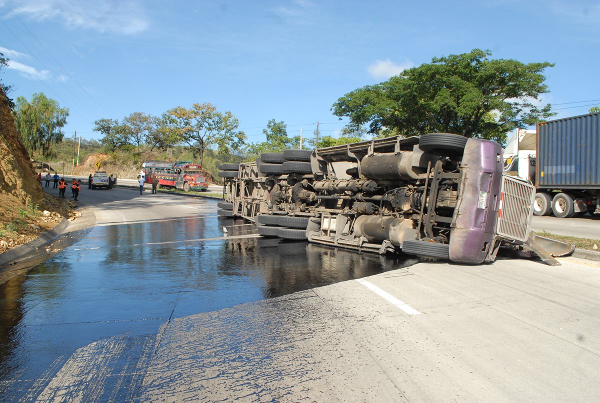 Tramo de ruta al Atlántico queda cerrado por varias horas luego de accidente de tráiler. (Foto Prensa Libre: Héctor Contreras)