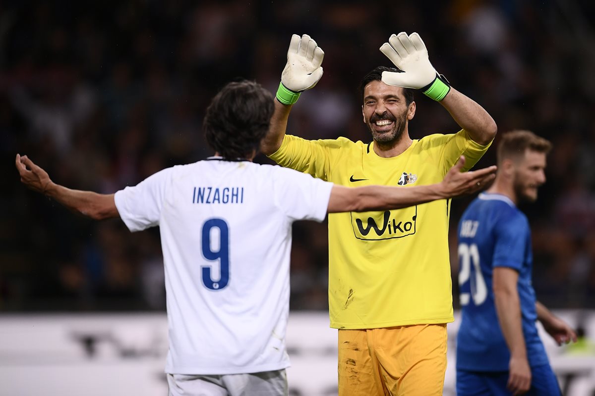 Filippo Inzaghi festeja con Gianluigi Buffon luego de marcar un gol en la noche del Maestro. (Foto Prensa Libre: AFP)