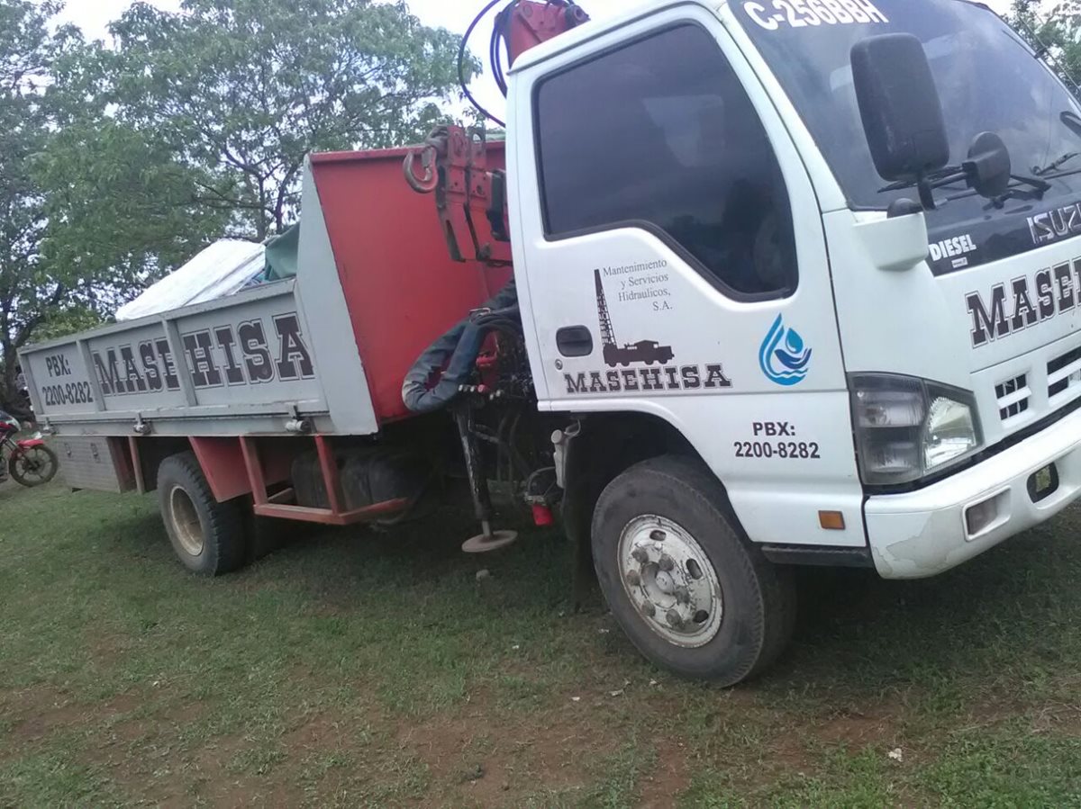 Este es el camión que conducía Marcelo Eduardo Gutiérrez, con el cual habría arrollado a Víctor Pérez. (Foto Prensa Libre: Rolando Miranda)