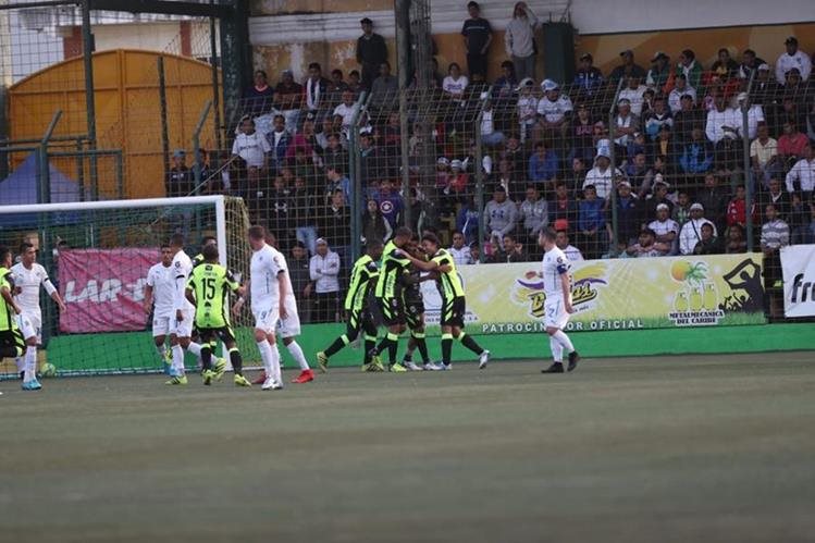 El delantero de Antigua GFC Agustín Herrera celebró así después de anotar en el último partido contra los cremas. (Foto Prensa Libre: Hemeroteca PL)