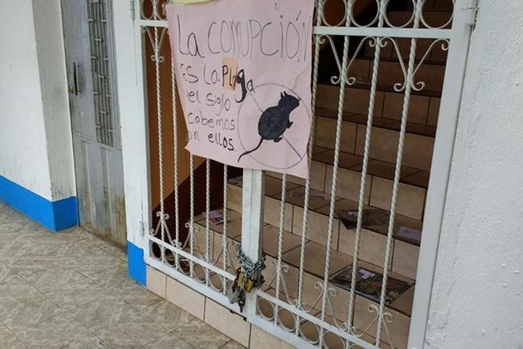 En julio del año pasado los pobladores colocaron candados para impedir el ingreso de personas a la comuna. (Foto: Hemeroteca PL)