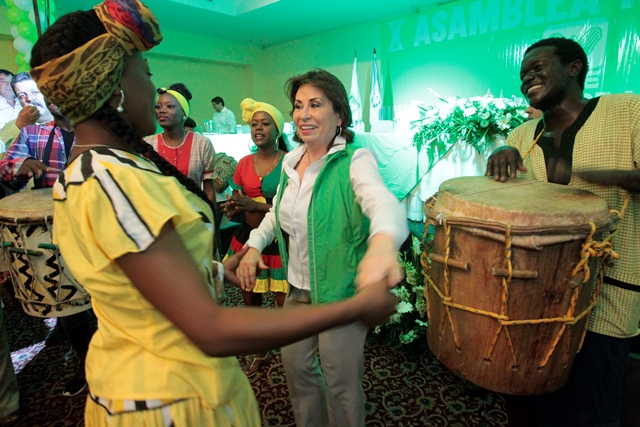 Sandra Torres baila punta luego de ser reelecta como secretaria general del partido Unidad Nacional de la Esperanza. (Foto Prensa Libre: Carlos Hernández)