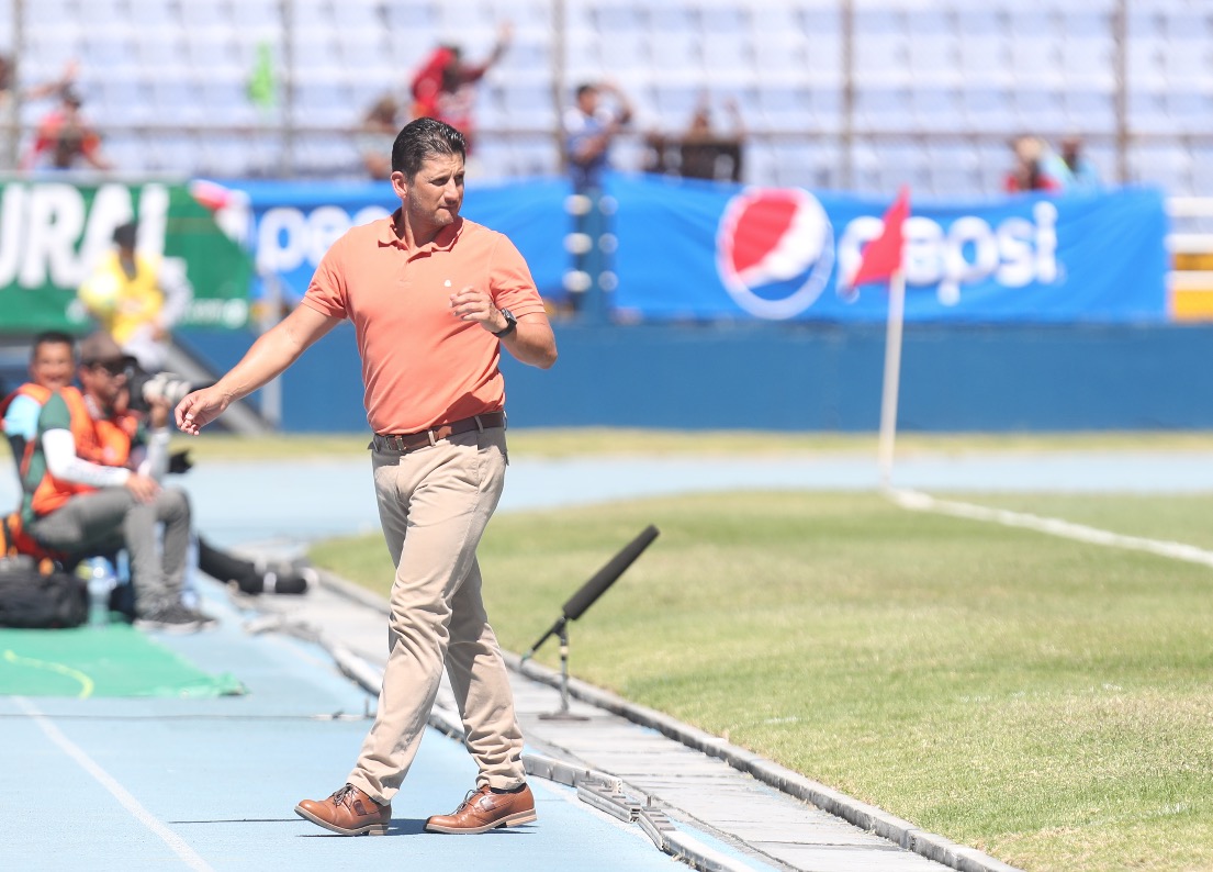 Ronald González regresa al banquillo crema después de dar instrucciones a los jugadores cremas. (Foto Prensa Libre: Carlos Vicente)