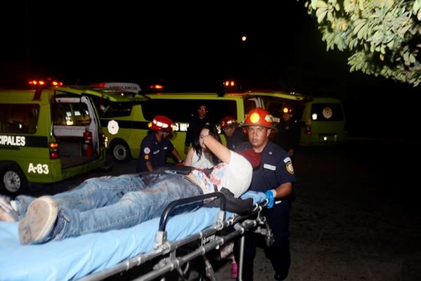 Los heridos fueron trasladados a la emergencia del Hospital Roovelt. (Foto Prensa Libre: CBM)